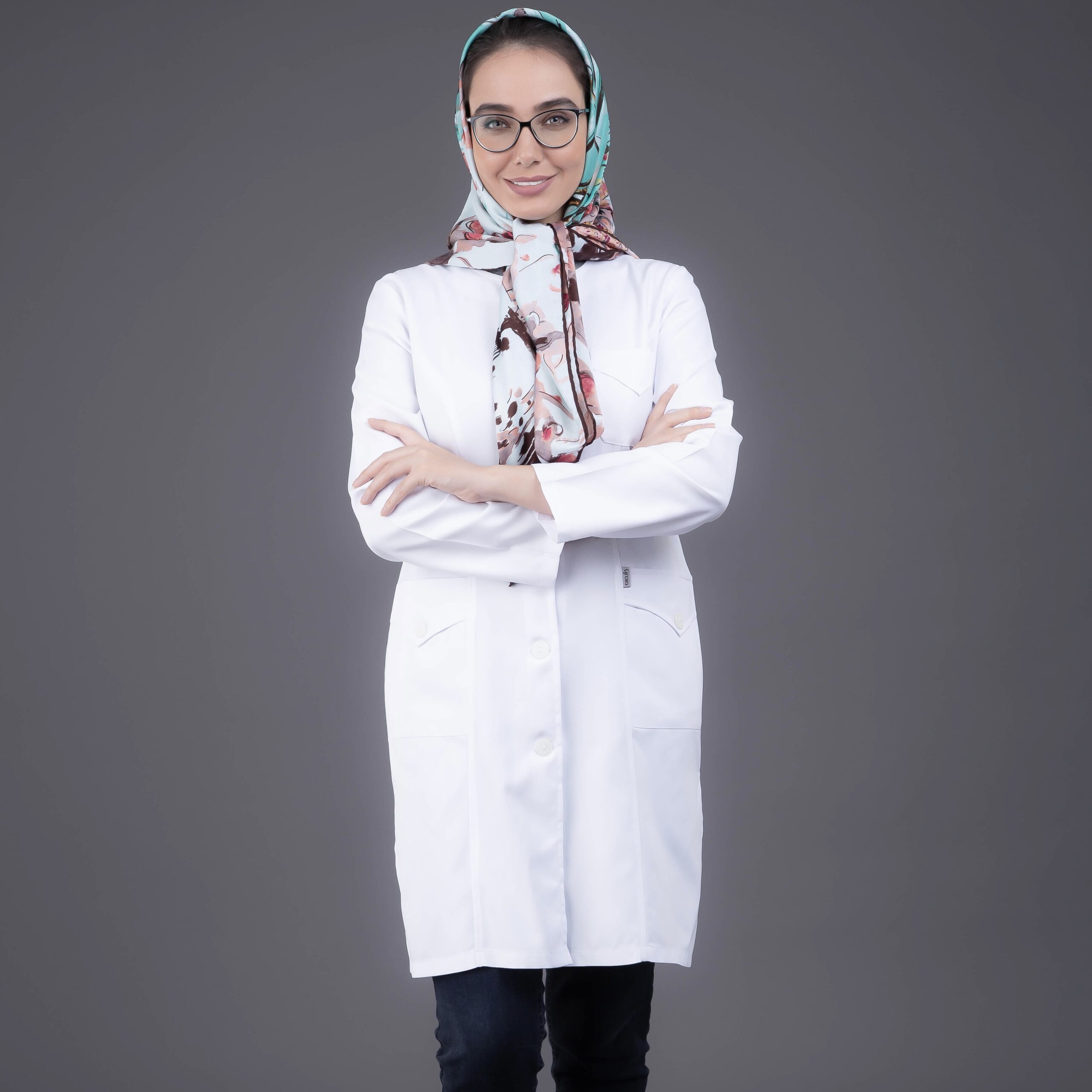 روپوش پزشکی زنانه مدل یقه گرد جیب دکمه