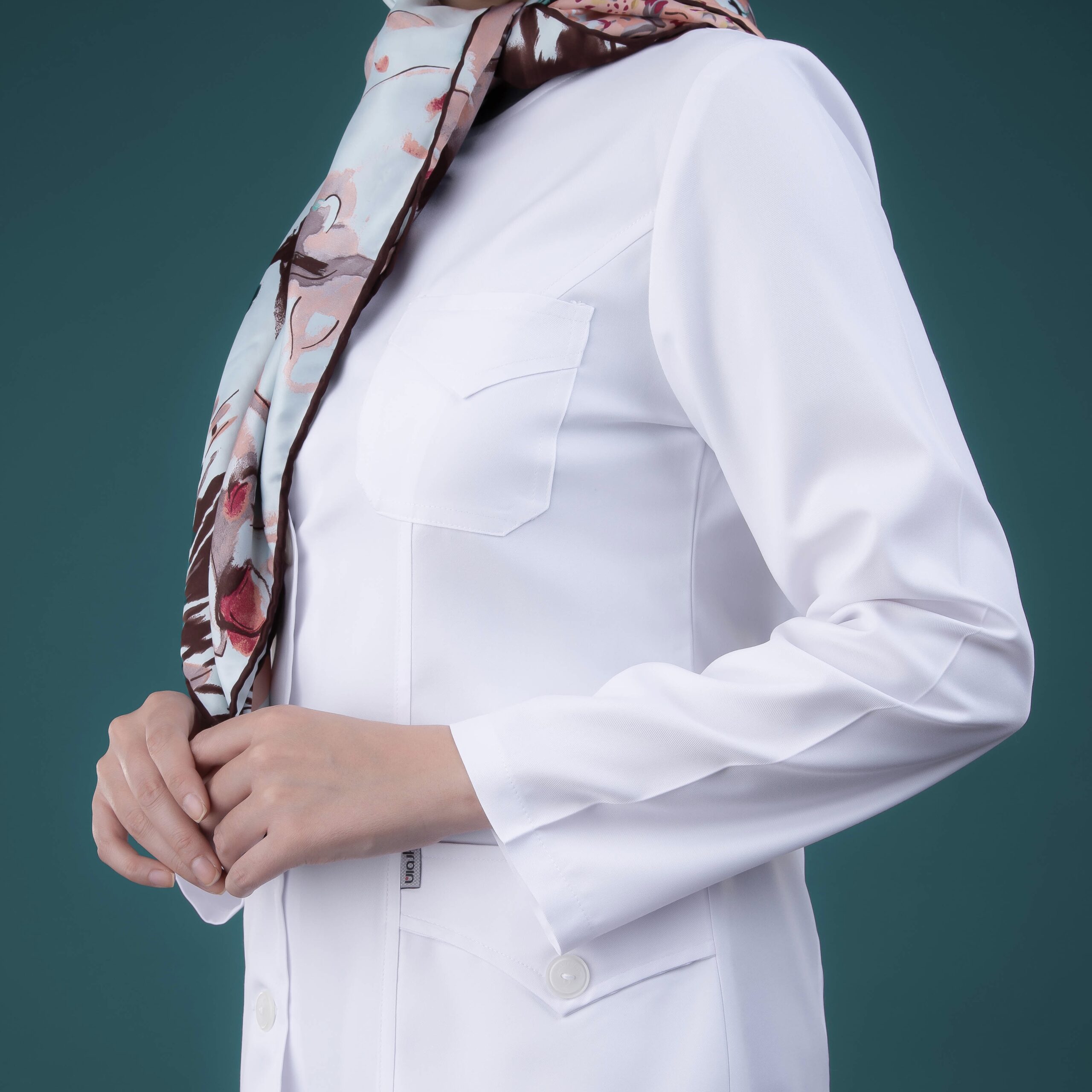 روپوش پزشکی زنانه مدل یقه گرد جیب دکمه