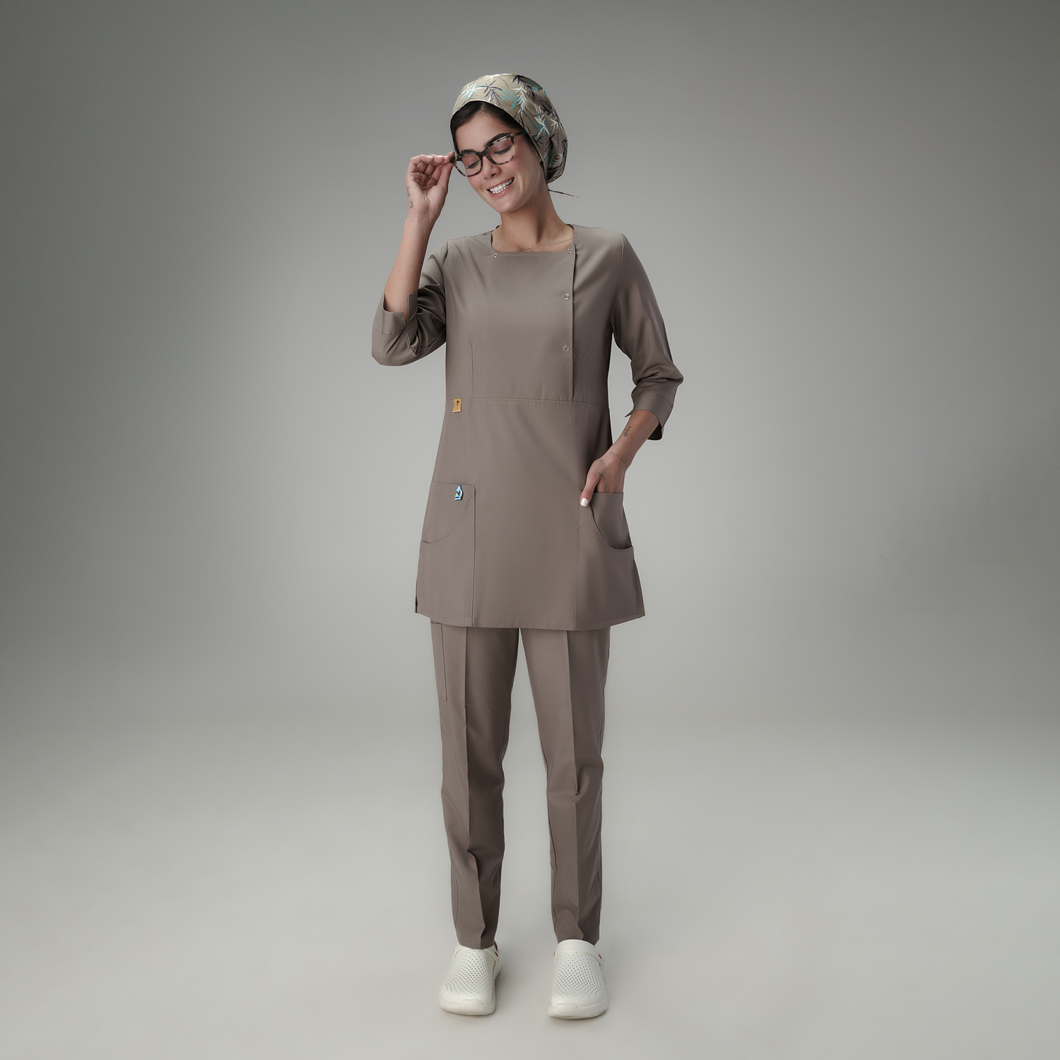 اسکراب و شلوار خاکی تصویر شاخص 1